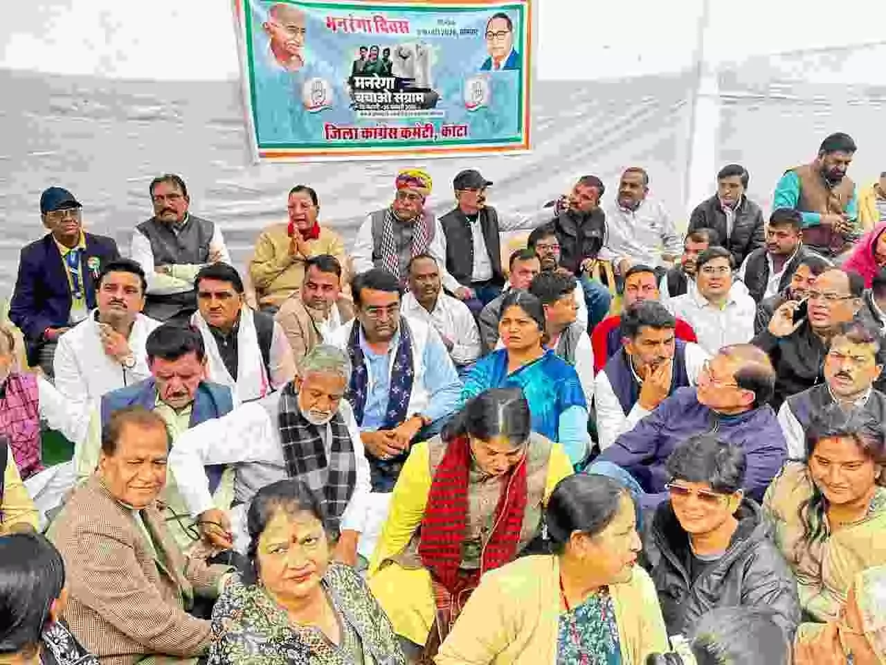 कांग्रेस धरना प्रदर्शन के दौरान पीसीसी सचिव विक्रम स्वामी और अन्य पार्टी कार्यकर्ता विरोध स्थल पर एकत्रित दिखाई दे रहे हैं। कांग्रेस धरना प्रदर्शन के दौरान पीसीसी सचिव विक्रम स्वामी और अन्य पार्टी कार्यकर्ता विरोध स्थल पर एकत्रित दिखाई दे रहे हैं।