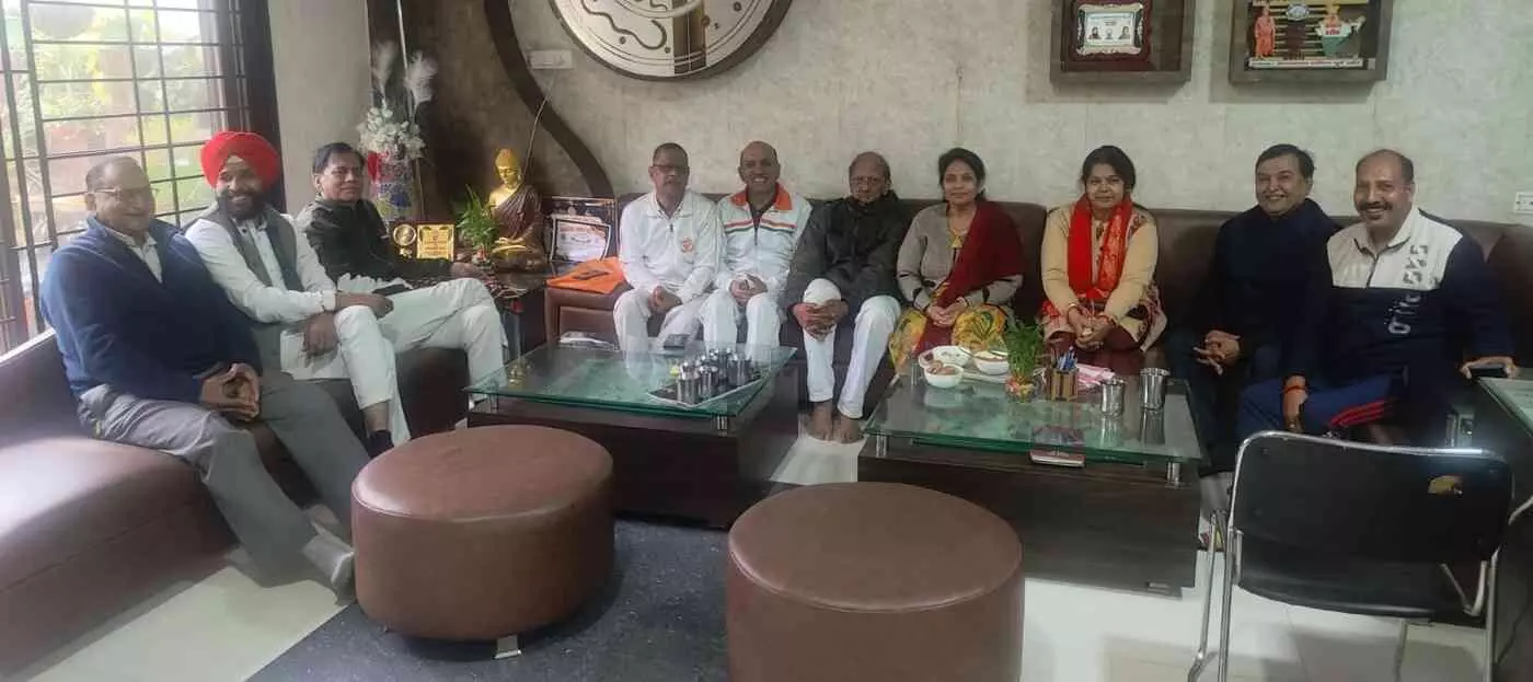 कोटा में पतंजलि योग समिति की मासिक बैठक के दौरान चर्चा करते हुए संगठन के पदाधिकारी और सदस्य। कोटा में पतंजलि योग समिति की मासिक बैठक के दौरान चर्चा करते हुए संगठन के पदाधिकारी और सदस्य।