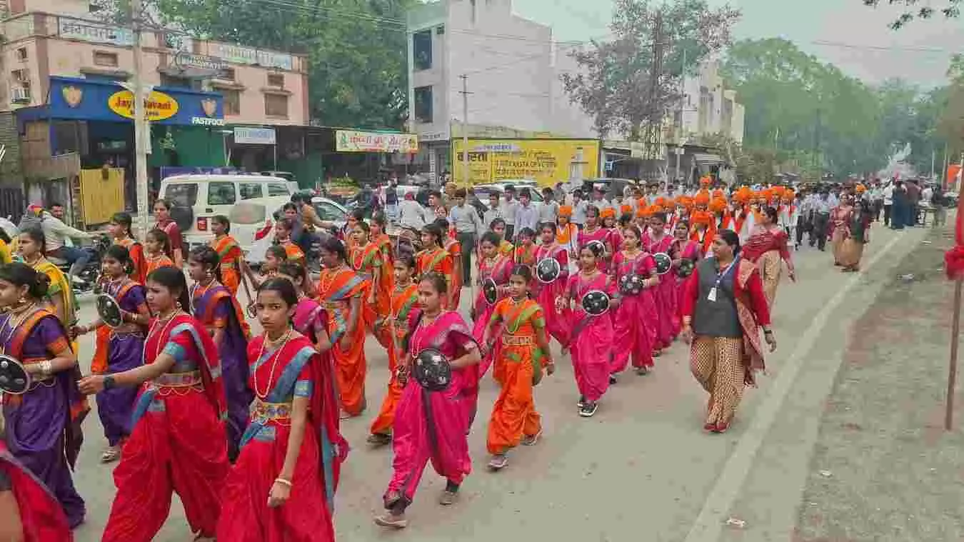 चित्तौड़गढ़ के सुभाष चौक पर पथ संचलन करते विद्या भारती के छात्र और छात्राएं। चित्तौड़गढ़ के सुभाष चौक पर पथ संचलन करते विद्या भारती के छात्र और छात्राएं।