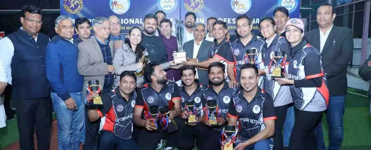 चित्तौड़गढ़ में आयोजित जैन प्रोफेशनल क्रिकेट लीग समापन समारोह के दौरान पुरस्कार वितरण करते मंत्री गौतम दक। चित्तौड़गढ़ में आयोजित जैन प्रोफेशनल क्रिकेट लीग समापन समारोह के दौरान पुरस्कार वितरण करते मंत्री गौतम दक।