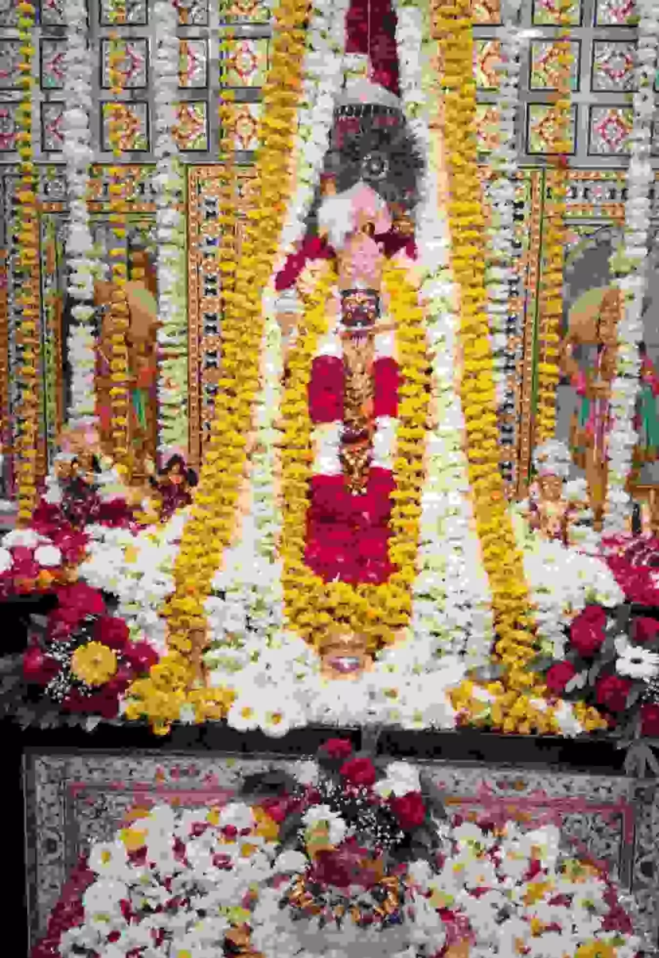 चित्तौड़गढ़ के गांधीनगर स्थित चारभुजा मंदिर में फूलों से श्रृंगारित श्री चारभुजा नाथ की मूर्ति। चित्तौड़गढ़ के गांधीनगर स्थित चारभुजा मंदिर में फूलों से श्रृंगारित श्री चारभुजा नाथ की मूर्ति।