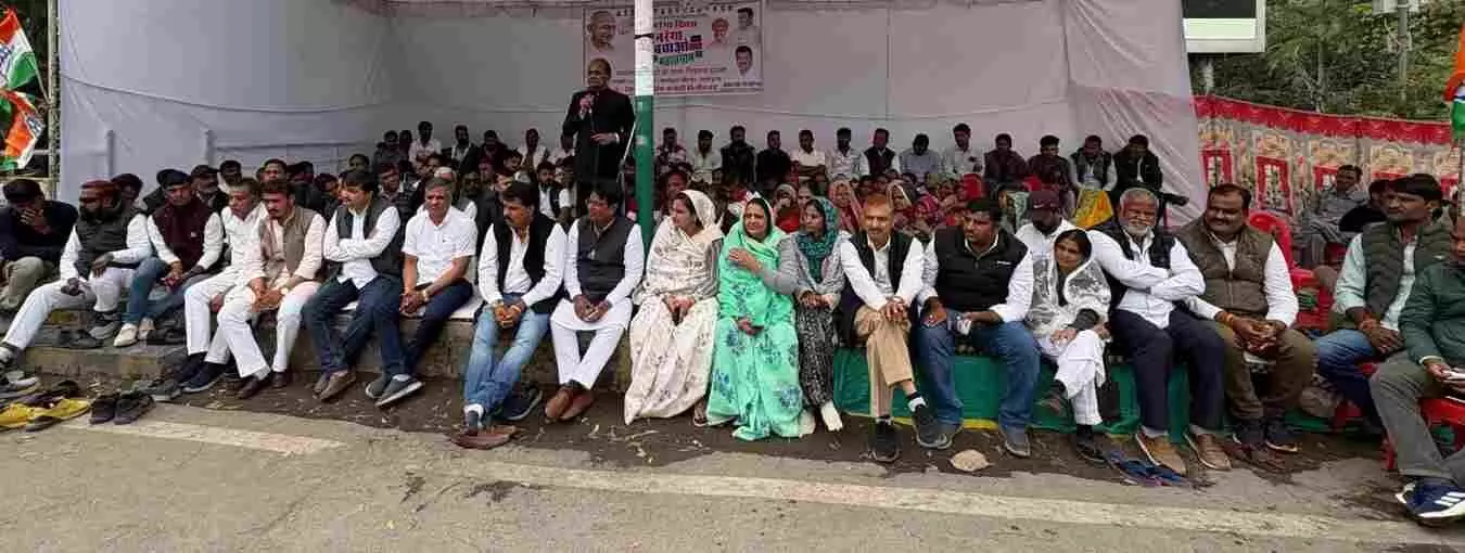 चित्तौड़गढ़ कलेक्ट्रेट पर मनरेगा बचाव प्रदर्शन के दौरान नारेबाजी करते हुए कांग्रेस कार्यकर्ता और ग्रामीण महिलाएं। चित्तौड़गढ़ कलेक्ट्रेट पर मनरेगा बचाव प्रदर्शन के दौरान नारेबाजी करते हुए कांग्रेस कार्यकर्ता और ग्रामीण महिलाएं।