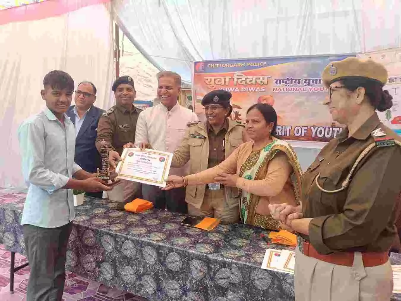 चित्तौड़गढ़ में पुलिस जागरूकता अभियान के तहत अधिकारी स्कूली विद्यार्थियों को सुरक्षा संबंधी जानकारी देते हुए। चित्तौड़गढ़ में पुलिस जागरूकता अभियान के तहत अधिकारी स्कूली विद्यार्थियों को सुरक्षा संबंधी जानकारी देते हुए।