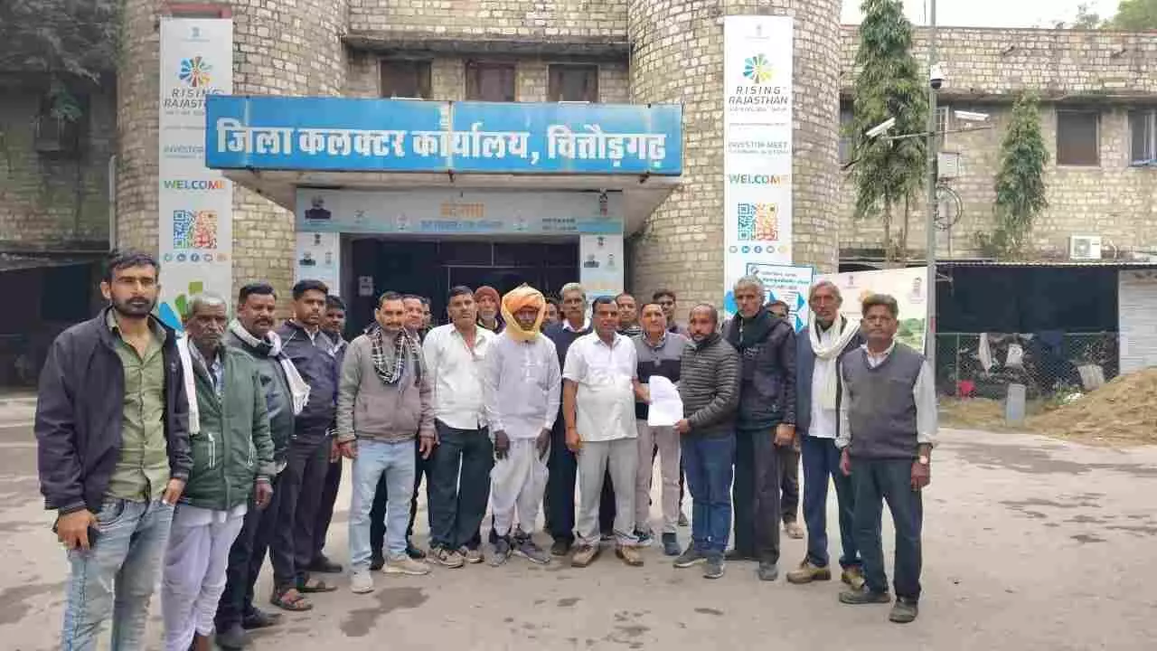 चित्तौड़गढ़ कलेक्ट्रेट में अफीम किसान ओलावृष्टि से खराब हुई फसल के लिए ज्ञापन सौंपते हुए। चित्तौड़गढ़ कलेक्ट्रेट में अफीम किसान ओलावृष्टि से खराब हुई फसल के लिए ज्ञापन सौंपते हुए।