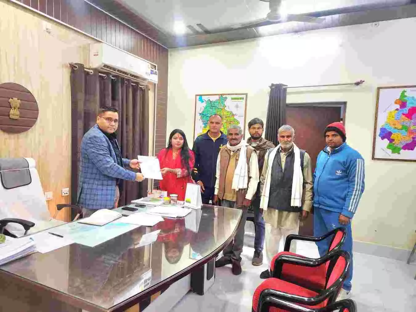 डीग में एसडीएम को ज्ञापन सौंपती श्वेता यादव और मधुबना गांव के ग्रामीण उपस्थित हैं। डीग में एसडीएम को ज्ञापन सौंपती श्वेता यादव और मधुबना गांव के ग्रामीण उपस्थित हैं।