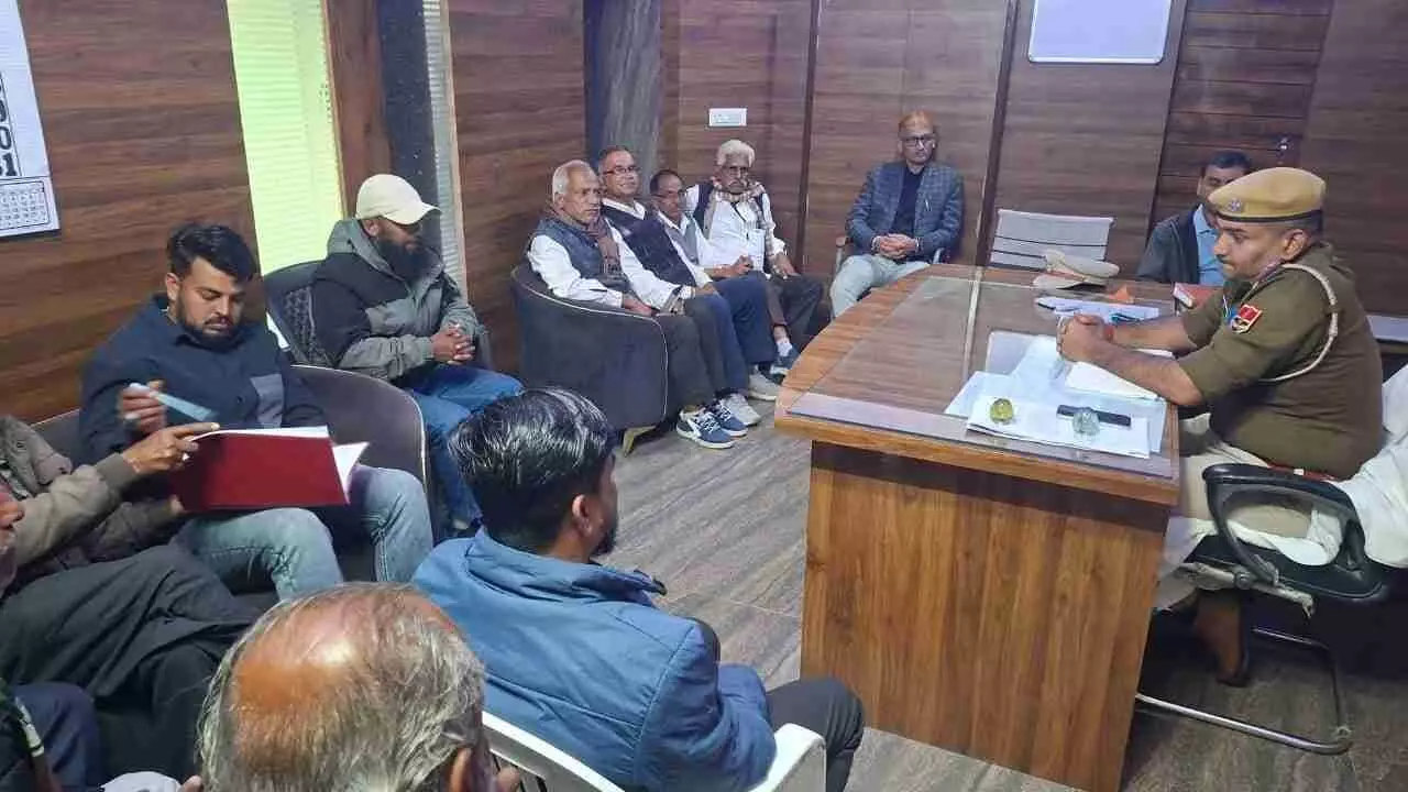 केलवाड़ा थाना परिसर में थाना अधिकारी और सीएलजी सदस्य आगामी त्योहारों हेतु बैठक करते हुए। केलवाड़ा थाना परिसर में थाना अधिकारी और सीएलजी सदस्य आगामी त्योहारों हेतु बैठक करते हुए।