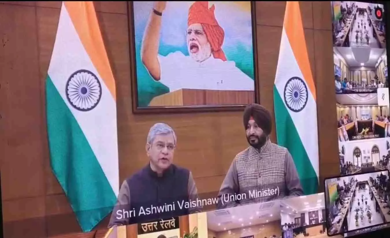 पुनर्विकसित रेलवे स्टेशन का आधुनिक मुख्य द्वार और यात्री शेड जयपुर राजस्थान में निर्माण कार्य के दौरान।