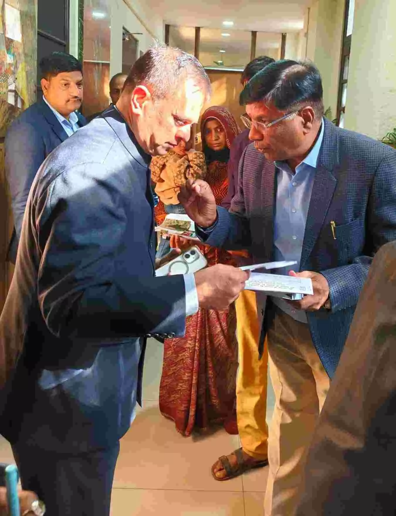 जयपुर में मुख्य सचिव को ज्ञापन सौंपते हुए सहकार नेता सूरज भान सिंह आमेरा और अन्य सदस्य।