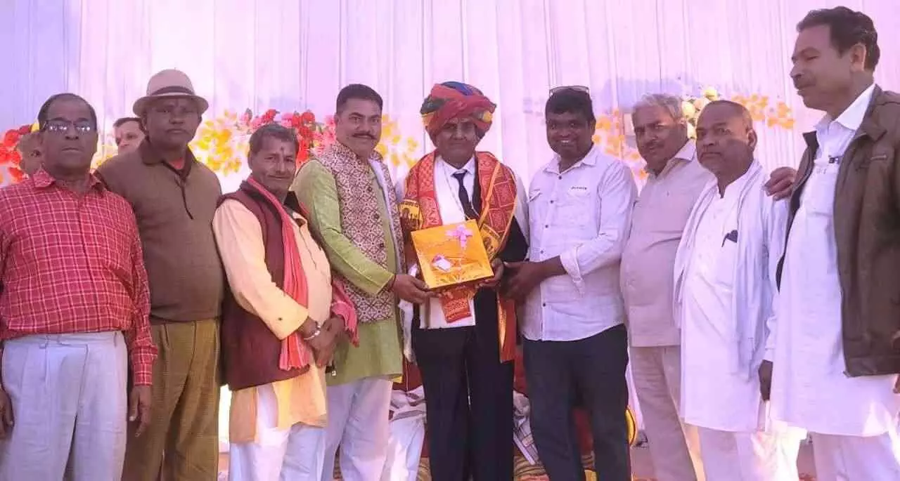 गंगापुर में आयोजित सम्मान समारोह के दौरान मंच पर राम सहाय सैनी और माली समाज के वरिष्ठ पदाधिकारी। गंगापुर में आयोजित सम्मान समारोह के दौरान मंच पर राम सहाय सैनी और माली समाज के वरिष्ठ पदाधिकारी।