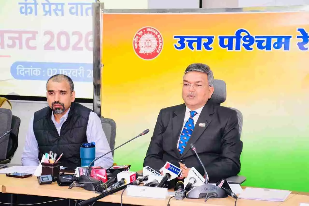 जवाहर कला केंद्र में आयोजित कार्यशाला के दौरान कैनवास पर पेंटिंग करते प्रतिभागी और कलाकृतियां।