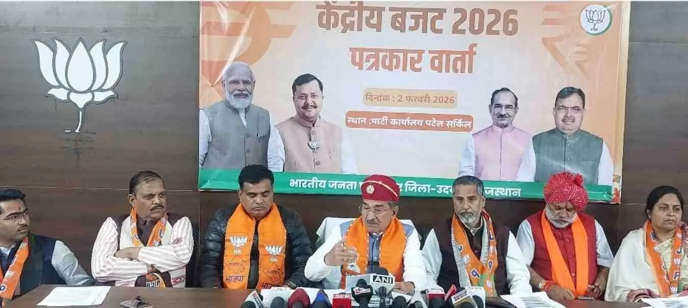 उदयपुर में भाजपा प्रदेश अध्यक्ष मदन राठौड़ बजट प्रेसवार्ता के दौरान मीडिया सेंटर में पदाधिकारियों के साथ बैठे हुए।