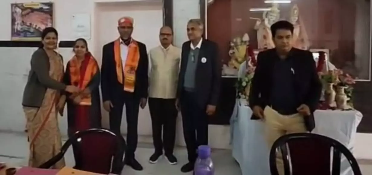 भीलवाड़ा के नागोरी गार्डन में माहेश्वरी समाज के पदाधिकारी बायोडाटा अवलोकन कार्यक्रम का दीप प्रज्वलित कर शुभारंभ कर रहे हैं। भीलवाड़ा के नागोरी गार्डन में माहेश्वरी समाज के पदाधिकारी बायोडाटा अवलोकन कार्यक्रम का दीप प्रज्वलित कर शुभारंभ कर रहे हैं।