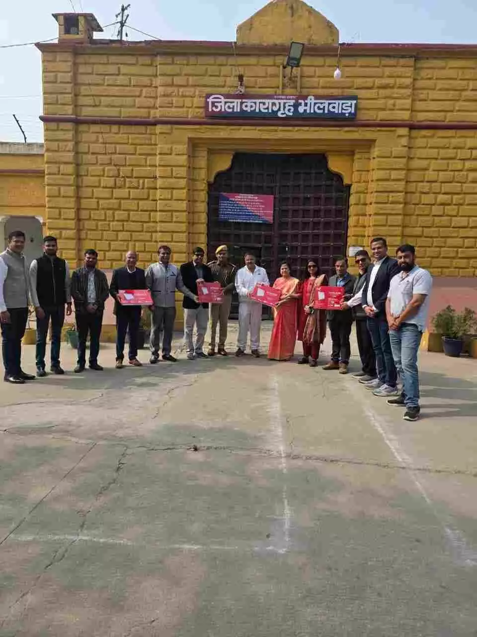 भीलवाड़ा जिला जेल में उपभोक्ता अधिकार समिति के सदस्य अधिकारियों को हैलोजन लाइटें सौंपते हुए। भीलवाड़ा जिला जेल में उपभोक्ता अधिकार समिति के सदस्य अधिकारियों को हैलोजन लाइटें सौंपते हुए।