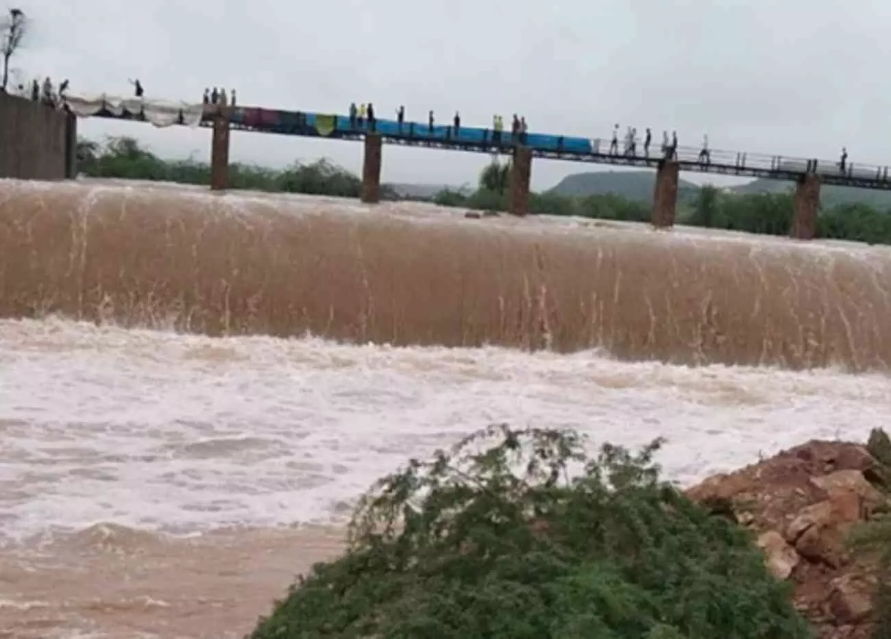 कालीसिल बांध के किनारे बचाव दल और पुलिसकर्मी लापता व्यक्ति की तलाश में रेस्क्यू ऑपरेशन चलाते हुए। कालीसिल बांध के किनारे बचाव दल और पुलिसकर्मी लापता व्यक्ति की तलाश में रेस्क्यू ऑपरेशन चलाते हुए।