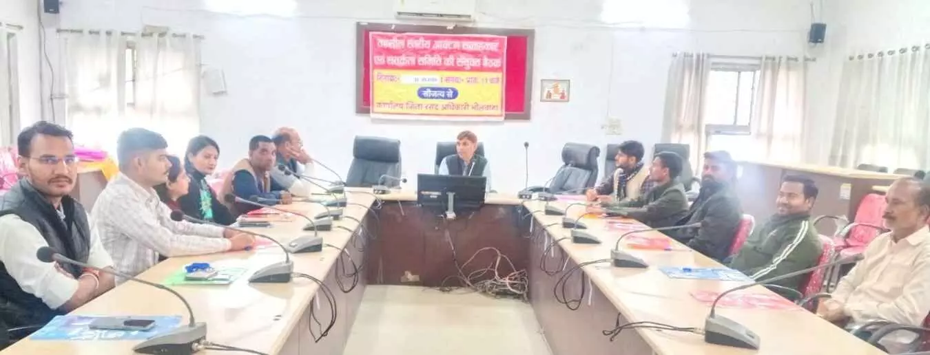 भीलवाड़ा जिला कलेक्ट्रेट सभागार में खाद्य सुरक्षा योजनाओं की समीक्षा बैठक में उपस्थित अधिकारी और सदस्य। भीलवाड़ा जिला कलेक्ट्रेट सभागार में खाद्य सुरक्षा योजनाओं की समीक्षा बैठक में उपस्थित अधिकारी और सदस्य।