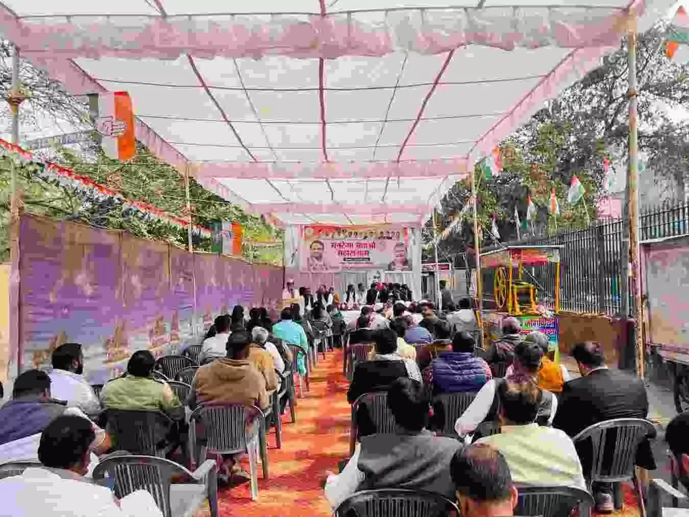 भीलवाड़ा कलेक्ट्रेट के बाहर मनरेगा योजना के समर्थन में प्रदर्शन करते कांग्रेस कार्यकर्ता और नेता। भीलवाड़ा कलेक्ट्रेट के बाहर मनरेगा योजना के समर्थन में प्रदर्शन करते कांग्रेस कार्यकर्ता और नेता।