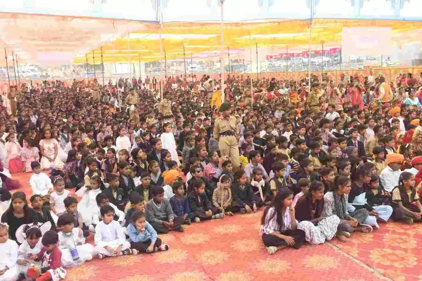 झाडोल के विद्यालय प्रांगण में वार्षिक उत्सव के दौरान मंचासीन अतिथि और पुरस्कार वितरण समारोह का दृश्य। झाडोल के विद्यालय प्रांगण में वार्षिक उत्सव के दौरान मंचासीन अतिथि और पुरस्कार वितरण समारोह का दृश्य।