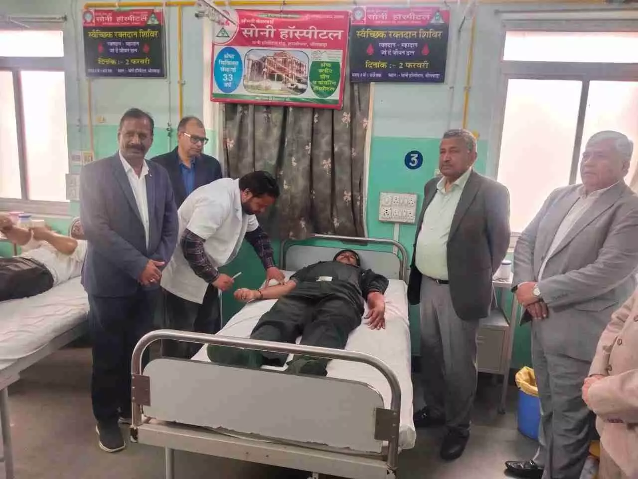 केसर बाई सोनी हॉस्पिटल परिसर में रामपाल सोनी और अन्य लोग केसर बाई सोनी की तस्वीर पर पुष्प अर्पित कर रहे हैं। केसर बाई सोनी हॉस्पिटल परिसर में रामपाल सोनी और अन्य लोग केसर बाई सोनी की तस्वीर पर पुष्प अर्पित कर रहे हैं।