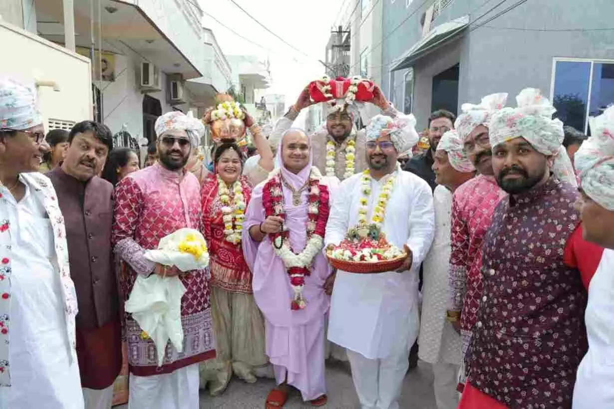 भीलवाड़ा में कलश यात्रा के दौरान सिर पर मंगल कलश धारण कर चलती महिला श्रद्धालु और भक्तगण। भीलवाड़ा में कलश यात्रा के दौरान सिर पर मंगल कलश धारण कर चलती महिला श्रद्धालु और भक्तगण।