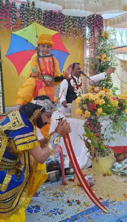 बारां के कुंजी गांव में श्रीमद् भागवत कथा के दौरान प्रवचन देते पंडित मुकुट बिहारी शास्त्री। बारां के कुंजी गांव में श्रीमद् भागवत कथा के दौरान प्रवचन देते पंडित मुकुट बिहारी शास्त्री।