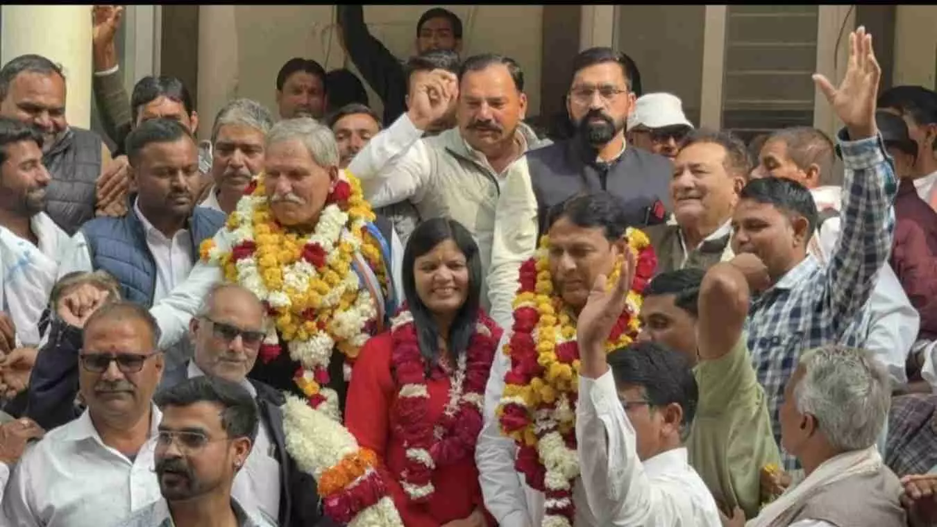 बारां में पूर्व मंत्री प्रमोद जैन भाया के निवास पर कांग्रेस कार्यकर्ताओं द्वारा अभिनंदन समारोह का दृश्य। बारां में पूर्व मंत्री प्रमोद जैन भाया के निवास पर कांग्रेस कार्यकर्ताओं द्वारा अभिनंदन समारोह का दृश्य।
