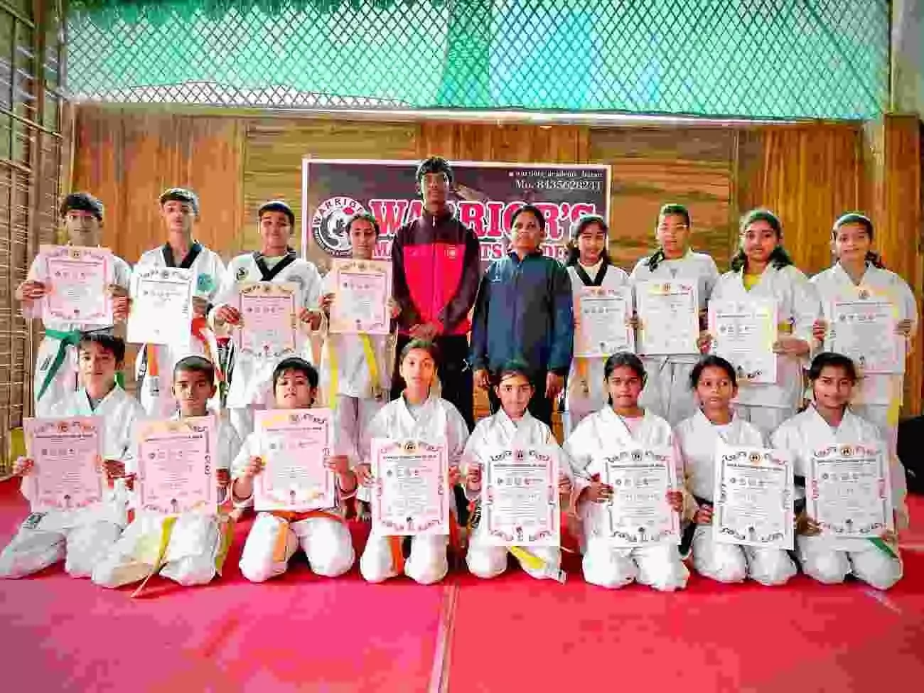 बारां की वॉरियर्स मार्शल आर्ट अकादमी में बेल्ट परीक्षा के दौरान मार्शल आर्ट यूनिफॉर्म पहने प्रदर्शन करते खिलाड़ी। बारां की वॉरियर्स मार्शल आर्ट अकादमी में बेल्ट परीक्षा के दौरान मार्शल आर्ट यूनिफॉर्म पहने प्रदर्शन करते खिलाड़ी।
