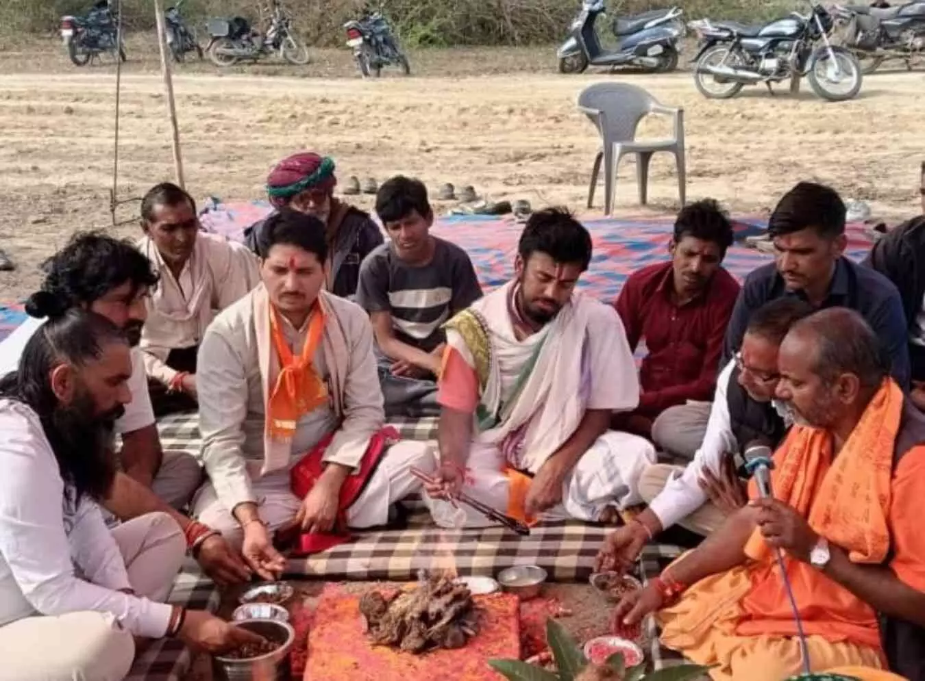 चित्तौड़गढ़ के फलासिया में नंद गौशाला भूमि पूजन कार्यक्रम के दौरान पूजा करते संत और उपस्थित ग्रामीण समूह। चित्तौड़गढ़ के फलासिया में नंद गौशाला भूमि पूजन कार्यक्रम के दौरान पूजा करते संत और उपस्थित ग्रामीण समूह।
