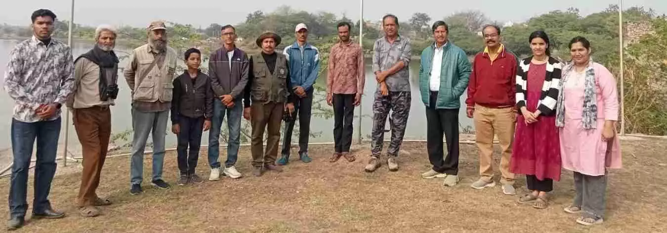 उदयपुर के भचेडी गांव में ग्रामीणों को पर्यावरण संरक्षण का संदेश देते योगाचार्य और स्थानीय विशेषज्ञ। उदयपुर के भचेडी गांव में ग्रामीणों को पर्यावरण संरक्षण का संदेश देते योगाचार्य और स्थानीय विशेषज्ञ।
