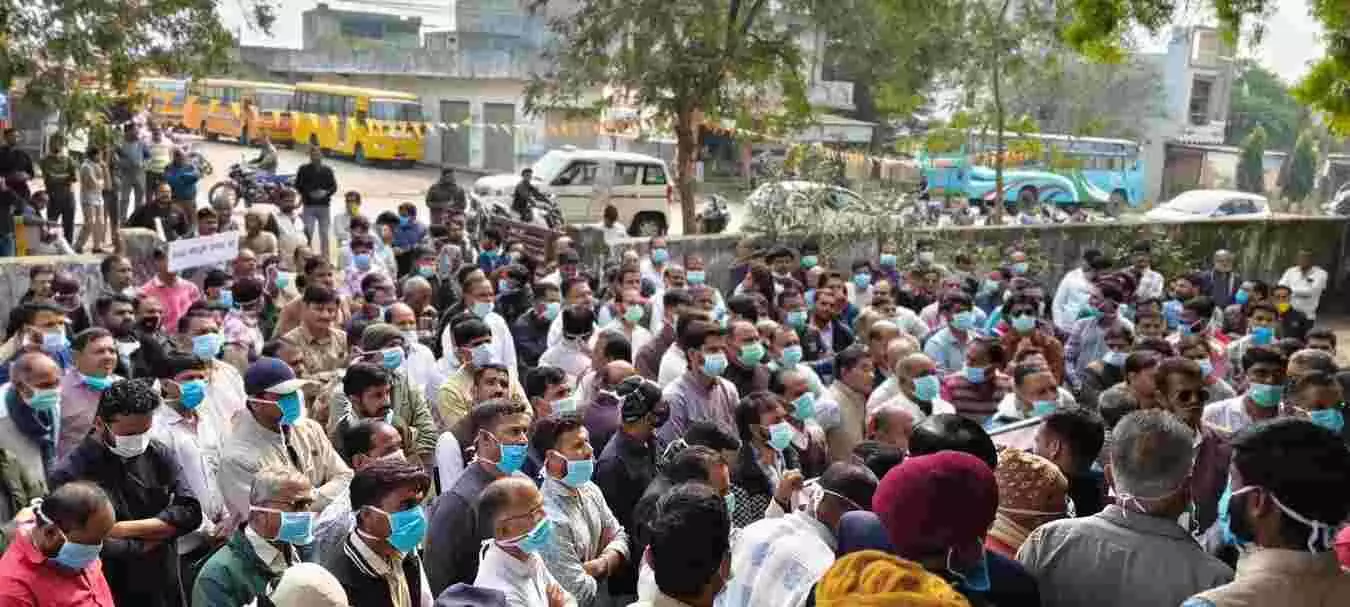 अरनोद उपखंड कार्यालय में सवर्ण समाज के प्रतिनिधि यूजीसी नियमों के खिलाफ राष्ट्रपति को संबोधित ज्ञापन सौंपते हुए।