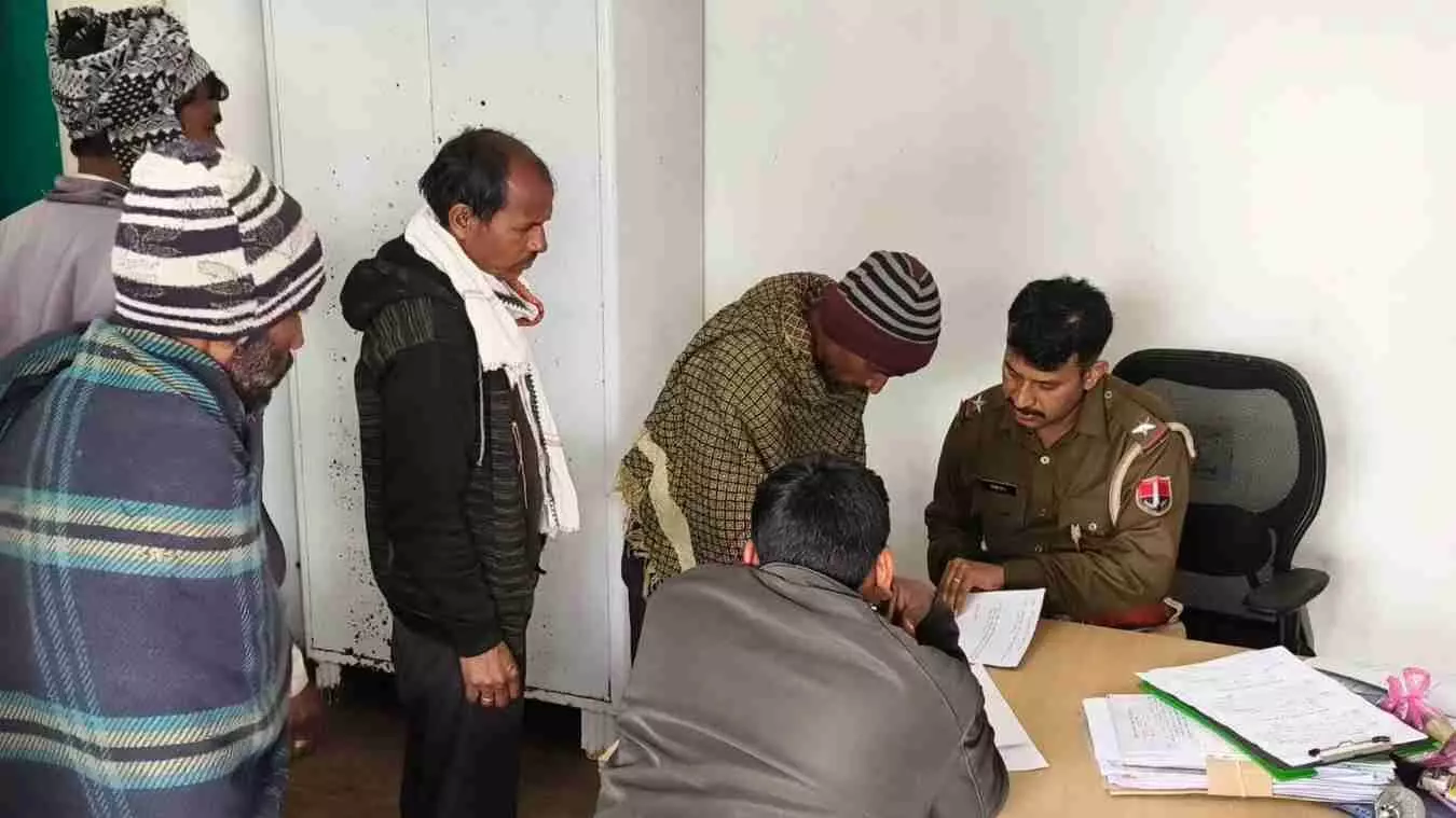 प्रतापगढ़ के धमोत्तर में नीम के पेड़ के पास खड़ी पुलिस और जांच प्रक्रिया का दृश्य।