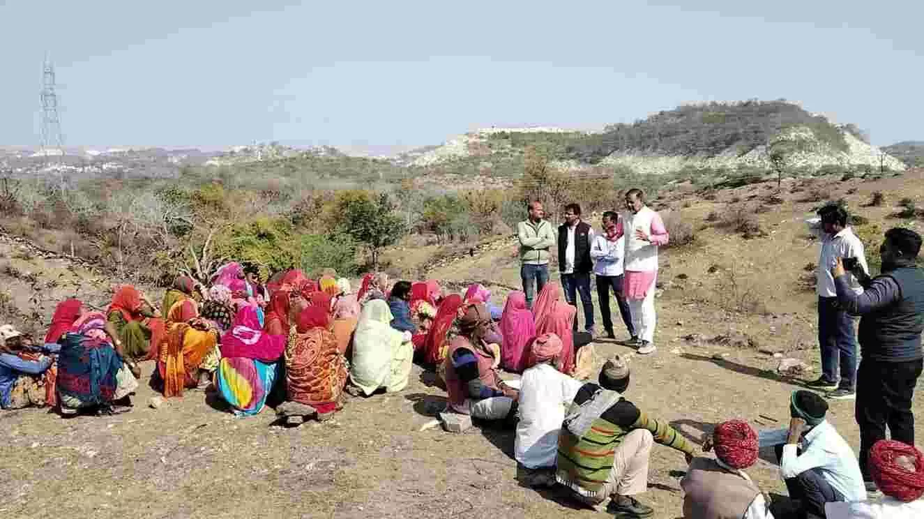 पुठोल पंचायत में मान सिंह बारहठ भाजपा कार्यकर्ताओं और श्रमिकों को VB-GRAM-G बिल की जानकारी देते हुए। पुठोल पंचायत में मान सिंह बारहठ भाजपा कार्यकर्ताओं और श्रमिकों को VB-GRAM-G बिल की जानकारी देते हुए।
