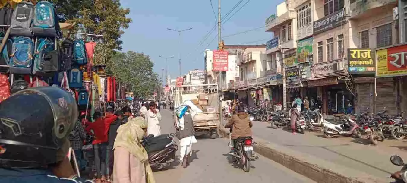 सवाई माधोपुर के बजरिया मेन बाजार में सड़क पर दुकानों के बाहर फैला अतिक्रमण और भीड़ का दृश्य। सवाई माधोपुर के बजरिया मेन बाजार में सड़क पर दुकानों के बाहर फैला अतिक्रमण और भीड़ का दृश्य।