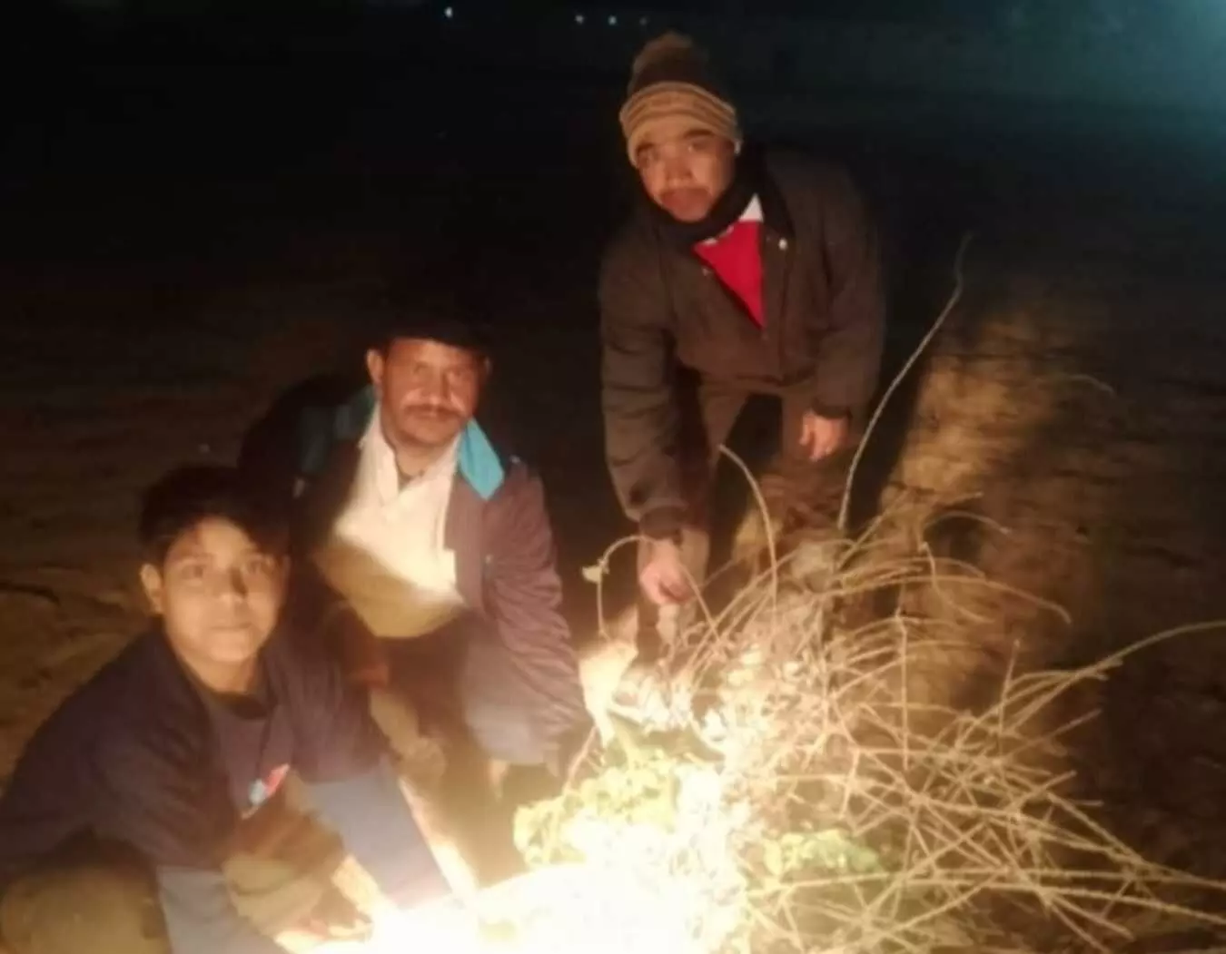 भुसावर के मंदिर परिसर में पारंपरिक वेशभूषा में लोग होली का डांडा रोपित कर रहे हैं। भुसावर के मंदिर परिसर में पारंपरिक वेशभूषा में लोग होली का डांडा रोपित कर रहे हैं।