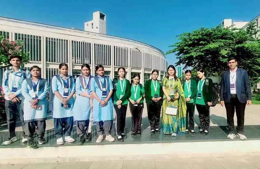 बंगलूरू में आयोजित राष्ट्रीय पर्यावरण कार्यक्रम में पुरस्कार प्राप्त करते डीग के सरकारी स्कूली बच्चे और शिक्षक। बंगलूरू में आयोजित राष्ट्रीय पर्यावरण कार्यक्रम में पुरस्कार प्राप्त करते डीग के सरकारी स्कूली बच्चे और शिक्षक।