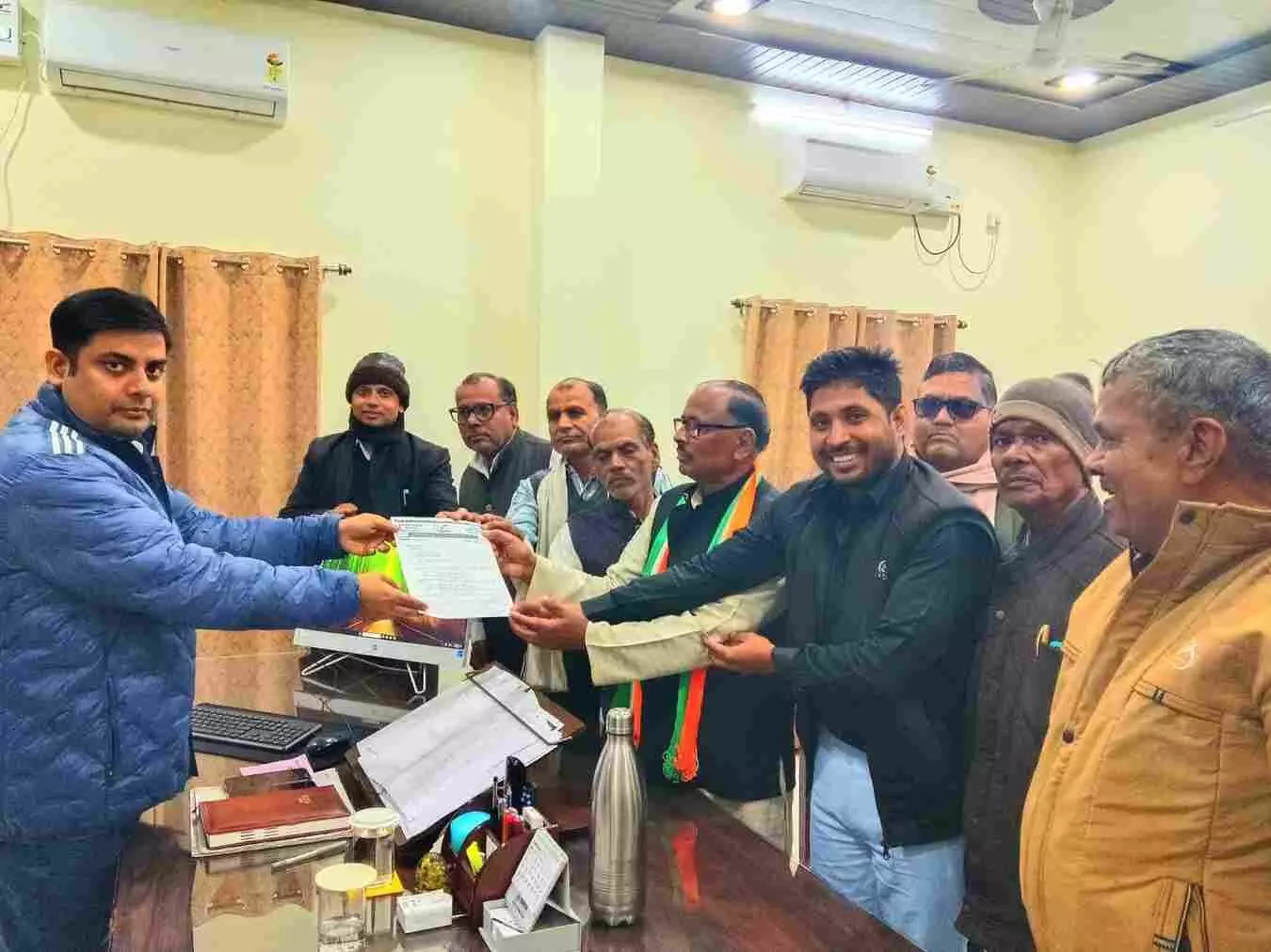 डीग जिला कलेक्ट्रेट में मनरेगा संशोधन के विरोध में ज्ञापन सौंपते हुए कांग्रेस कार्यकर्ता और जिलाध्यक्ष। डीग जिला कलेक्ट्रेट में मनरेगा संशोधन के विरोध में ज्ञापन सौंपते हुए कांग्रेस कार्यकर्ता और जिलाध्यक्ष।