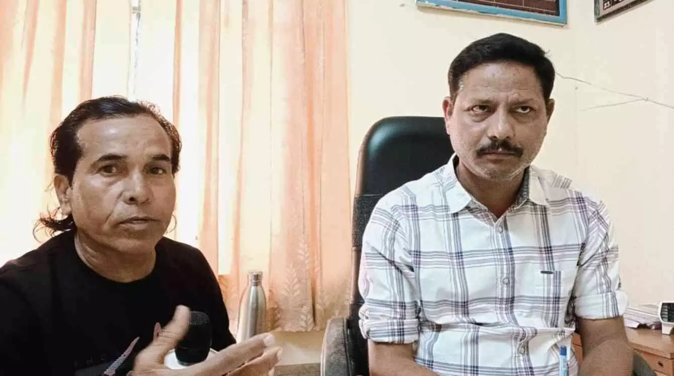 दौसा के जयपुर रोड पर अतिक्रमण हटाने की कार्यवाही के दौरान खड़े पुलिसकर्मी और राजस्व अधिकारी। दौसा के जयपुर रोड पर अतिक्रमण हटाने की कार्यवाही के दौरान खड़े पुलिसकर्मी और राजस्व अधिकारी।