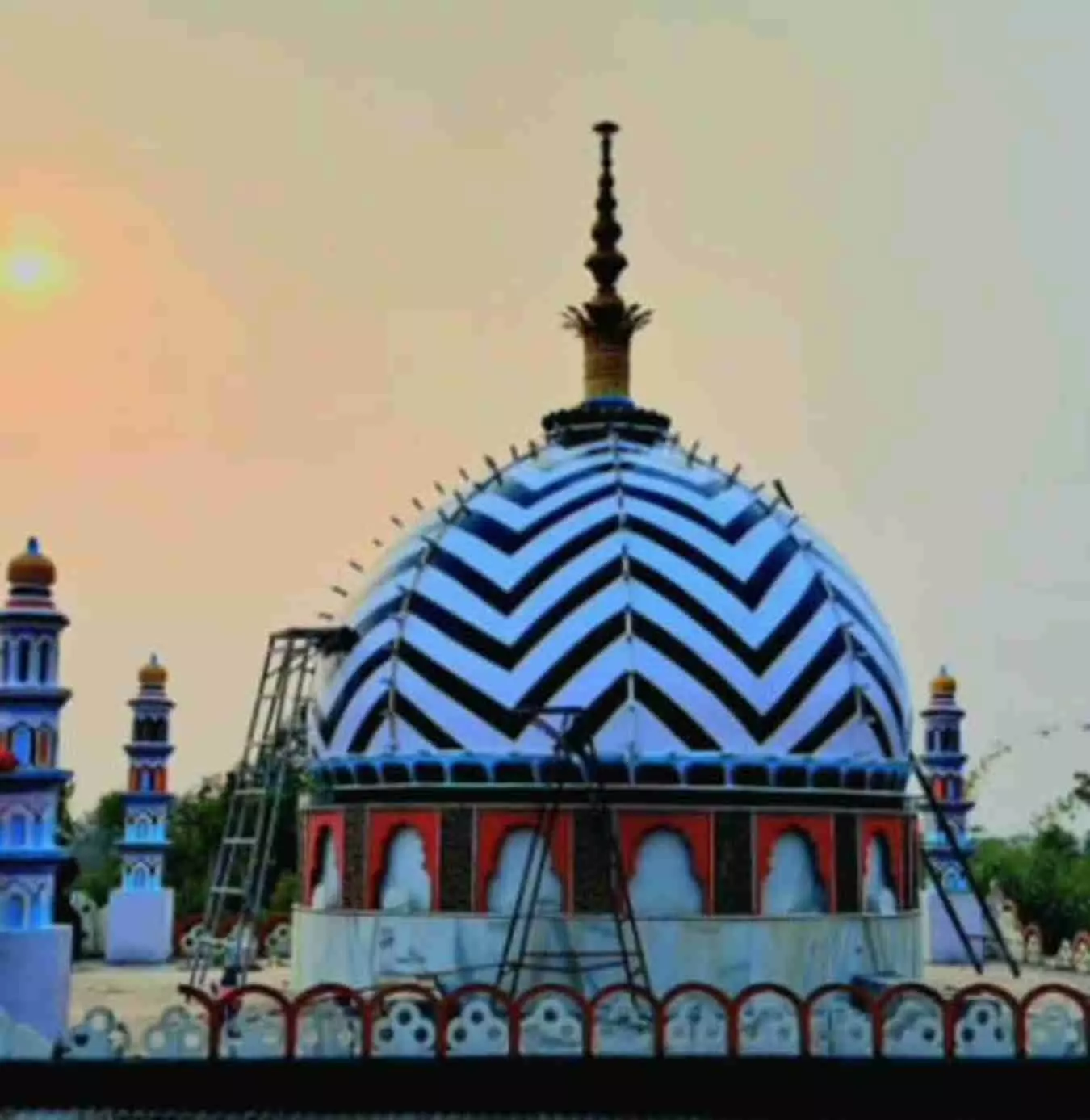 लसाडिया में स्थित सूफी संत हजरत अब्दुल गनी शाह बाबा की दरगाह का मुख्य दृश्य।