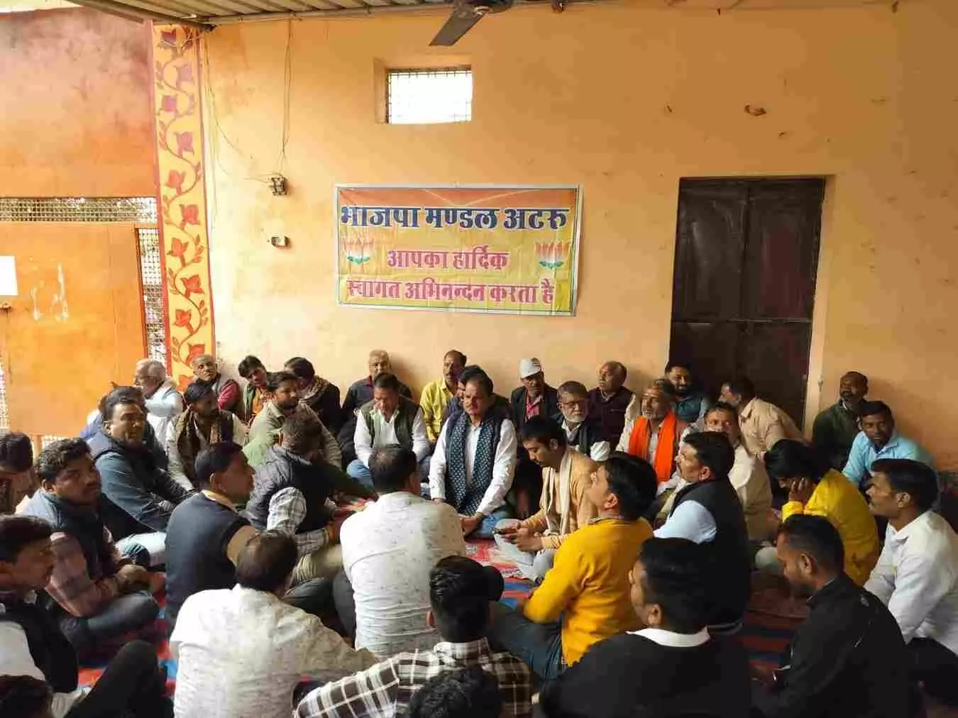 अटरू के खेड़ापति हनुमान मंदिर में नगरीय निकाय चुनाव बैठक के दौरान चर्चा करते भाजपा कार्यकर्ता। अटरू के खेड़ापति हनुमान मंदिर में नगरीय निकाय चुनाव बैठक के दौरान चर्चा करते भाजपा कार्यकर्ता।