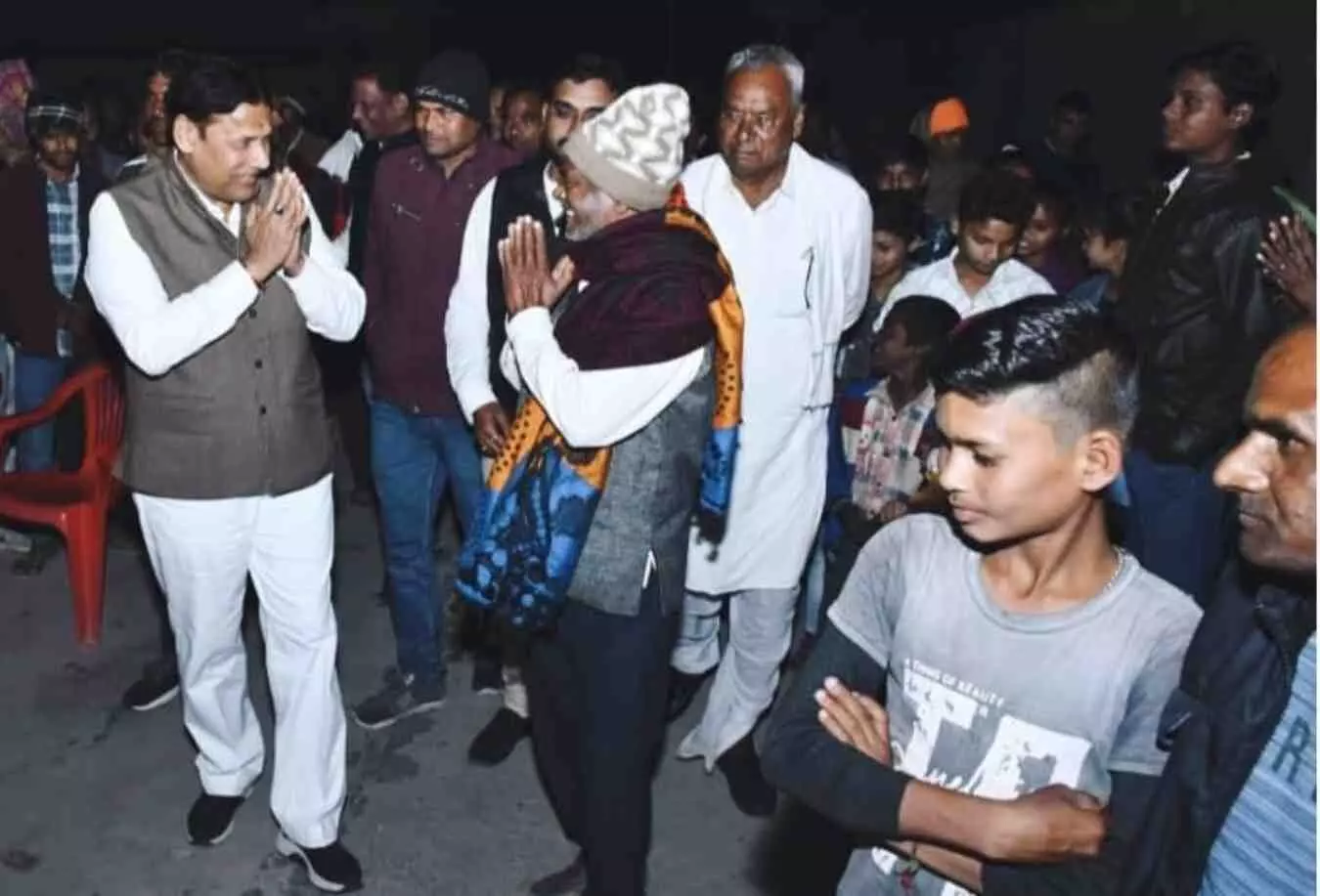 अंता विधायक प्रमोद जैन भाया ग्राम डाबरी काकाजी में ग्रामीणों के बीच आभार व्यक्त करते हुए। अंता विधायक प्रमोद जैन भाया ग्राम डाबरी काकाजी में ग्रामीणों के बीच आभार व्यक्त करते हुए।