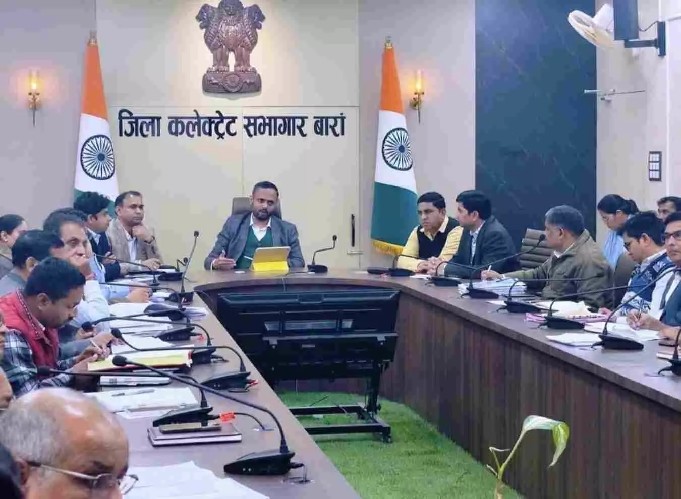 मिनी सचिवालय बारां में जिला कलक्टर रोहिताश्व सिंह तोमर अधिकारियों के साथ समीक्षा बैठक करते हुए। मिनी सचिवालय बारां में जिला कलक्टर रोहिताश्व सिंह तोमर अधिकारियों के साथ समीक्षा बैठक करते हुए।