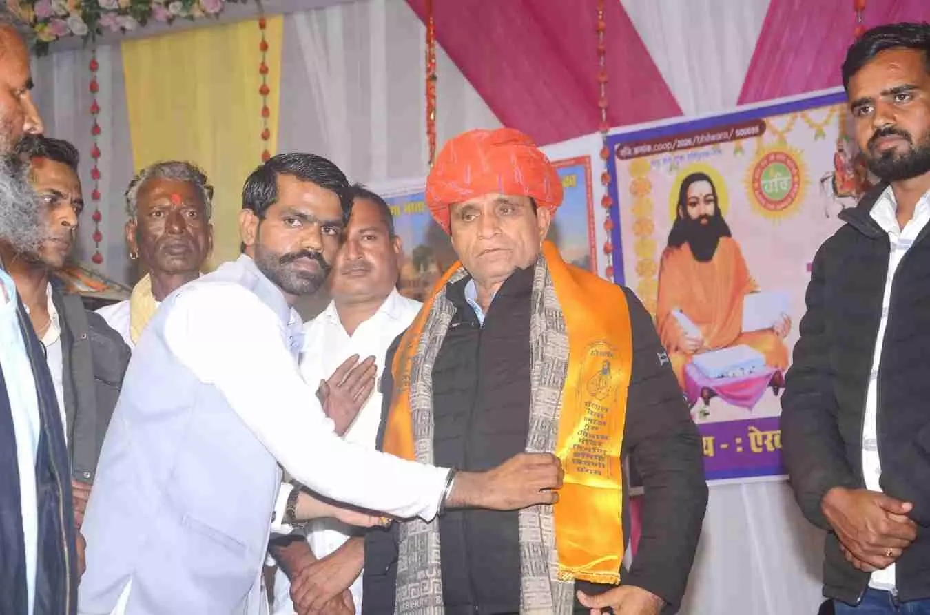 त्रिवेणी संगम भीलवाड़ा में संत रविदास जयंती कार्यक्रम के दौरान मंच पर बैठे अतिथि और उपस्थित जनसमूह। त्रिवेणी संगम भीलवाड़ा में संत रविदास जयंती कार्यक्रम के दौरान मंच पर बैठे अतिथि और उपस्थित जनसमूह।