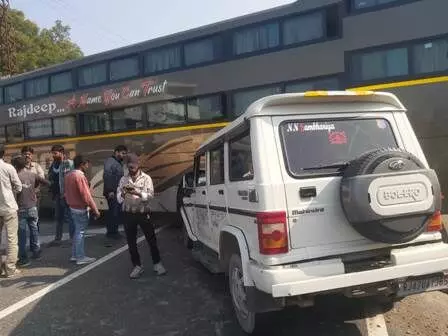 भीलवाड़ा के पुर थाना क्षेत्र में सड़क दुर्घटना के बाद क्षतिग्रस्त वाहन और जांच करती पुलिस टीम। भीलवाड़ा के पुर थाना क्षेत्र में सड़क दुर्घटना के बाद क्षतिग्रस्त वाहन और जांच करती पुलिस टीम।