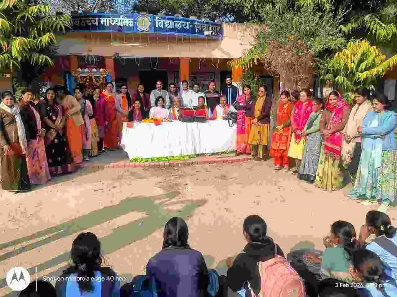 सवाईपुर के राजकीय विद्यालय में यूनेस्को एसोसिएशन द्वारा छात्र छात्राओं को कपड़े के बैग बांटते हुए अतिथि। सवाईपुर के राजकीय विद्यालय में यूनेस्को एसोसिएशन द्वारा छात्र छात्राओं को कपड़े के बैग बांटते हुए अतिथि।