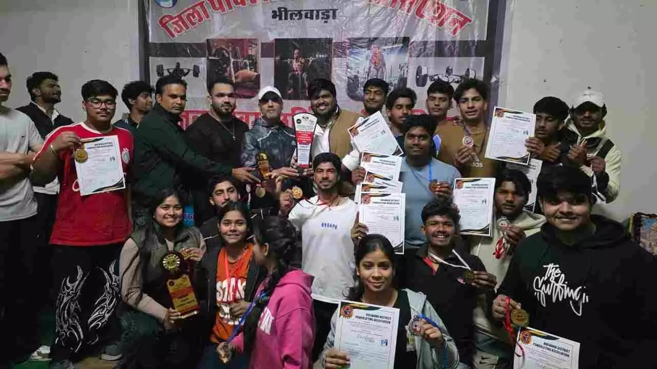 भीलवाड़ा जिला पावर लिफ्टिंग चैंपियनशिप के दौरान स्वर्ण पदक विजेता खिलाड़ी मंच पर ट्रॉफी के साथ। भीलवाड़ा जिला पावर लिफ्टिंग चैंपियनशिप के दौरान स्वर्ण पदक विजेता खिलाड़ी मंच पर ट्रॉफी के साथ।
