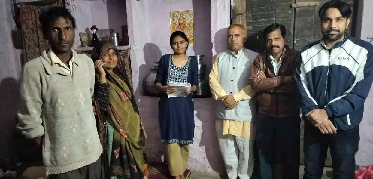 बडोली माधोसिंह में शिक्षक और प्रधानाचार्य छात्र के घर पर पढ़ाई के टिप्स देते हुए। बडोली माधोसिंह में शिक्षक और प्रधानाचार्य छात्र के घर पर पढ़ाई के टिप्स देते हुए।