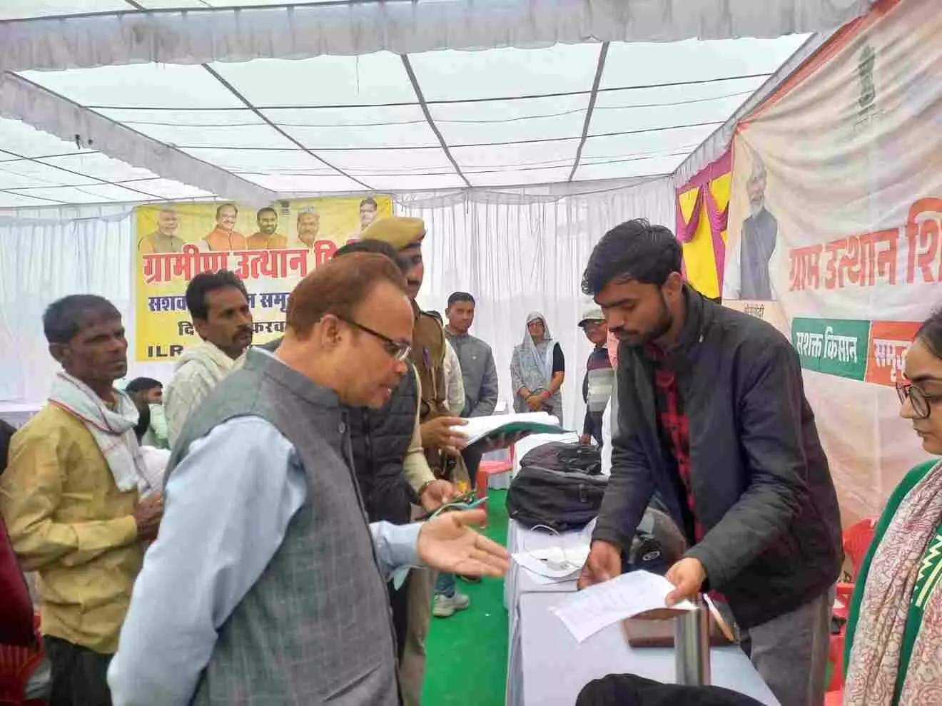 राजस्थान के ग्राम उत्थान शिविर में पंजीकरण काउंटर पर जानकारी लेते ग्रामीण और उपस्थित सरकारी कर्मचारी।