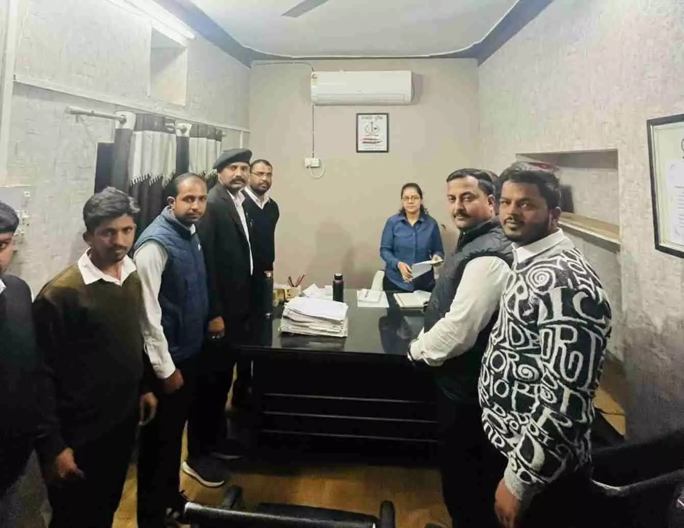 मावली पुलिस कार्यालय में अधिवक्ता पुलिस अधिकारी को अनाधिकृत नेम प्लेट रोकने हेतु ज्ञापन देते हुए। मावली पुलिस कार्यालय में अधिवक्ता पुलिस अधिकारी को अनाधिकृत नेम प्लेट रोकने हेतु ज्ञापन देते हुए।