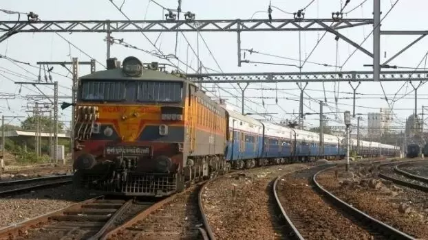 प्लेटफार्म पर खड़ी भारतीय रेलवे की नीली एक्सप्रेस ट्रेन जो मैसूरू-मदार स्पेशल सेवा को दर्शाती है।