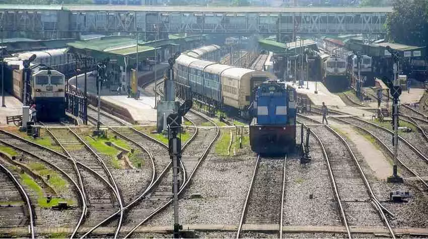 रेलवे स्टेशन पर खड़ी एक एक्सप्रेस ट्रेन जो काकिनाडा टाउन और हिसार के बीच विशेष सेवा को दर्शाती है।
