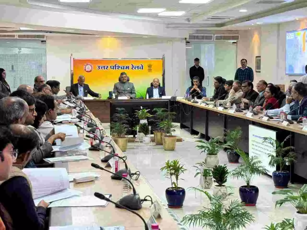 उत्तर पश्चिम रेलवे जयपुर के संकल्प सभाकक्ष में नराकास बैठक के दौरान पत्रिका का विमोचन करते अधिकारी। उत्तर पश्चिम रेलवे जयपुर के संकल्प सभाकक्ष में नराकास बैठक के दौरान पत्रिका का विमोचन करते अधिकारी।